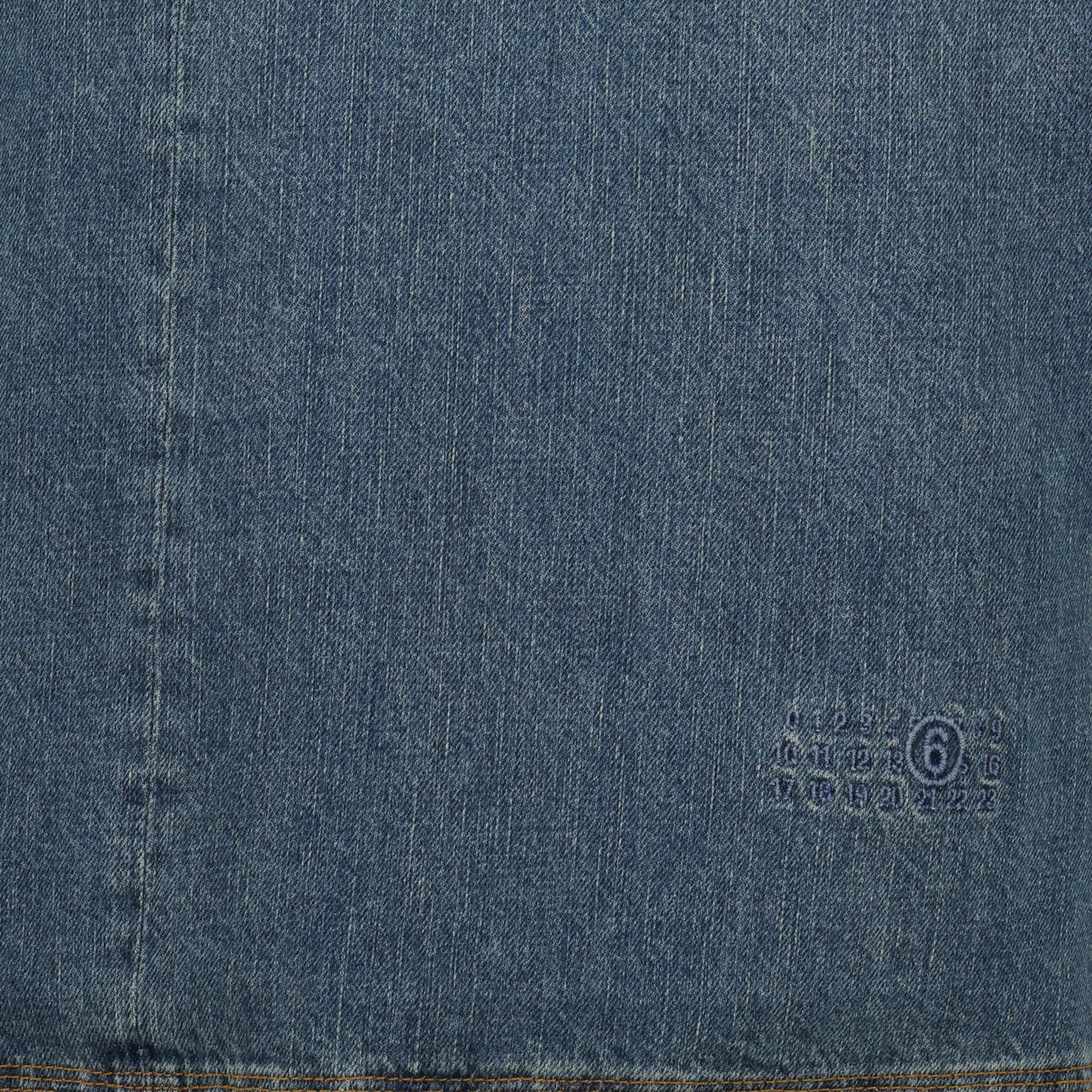 Immagine del vestito in denim del marchio Mm6 per donna - Autunno-Inverno 2025 - Vista Dettagliata_1