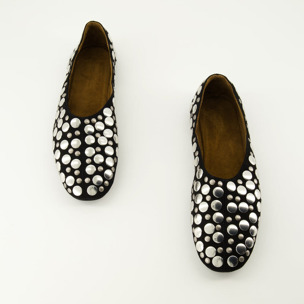 Image de l'article Ballerines Jane en daim noir de la marque Khaite pour Femme - Saison Printemps-Été 2026 - Vue de dessus paire de chaussure