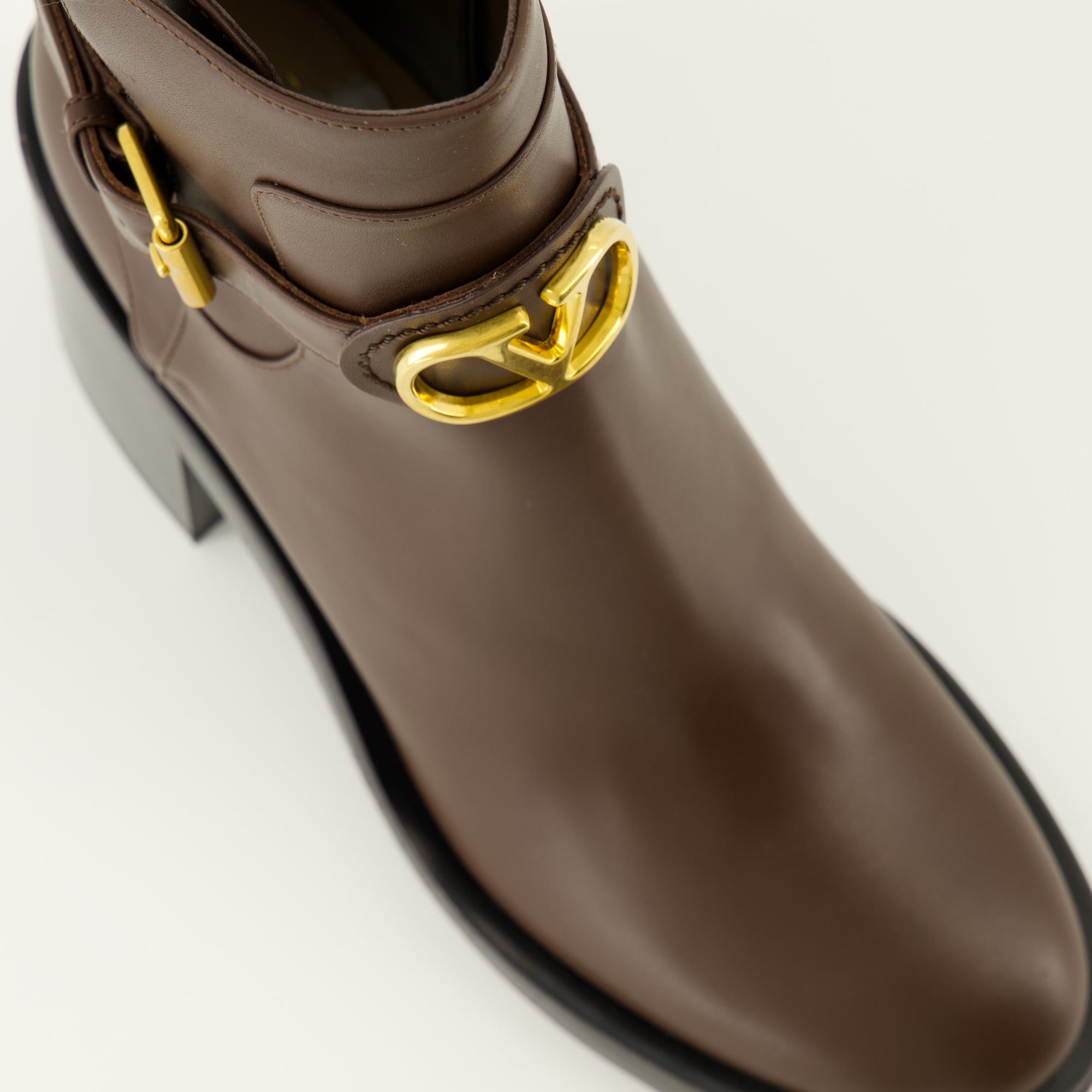 Bild der Vlogo-Stiefeletten der Marke Valentino Garavani für Damen - Herbst-Winter 2025 - Detaillierte Draufsicht