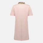 Imagen del vestido polo a cuadros rosa de Burberry para mujer - Temporada Primavera-Verano 2026 - Vista Trasera