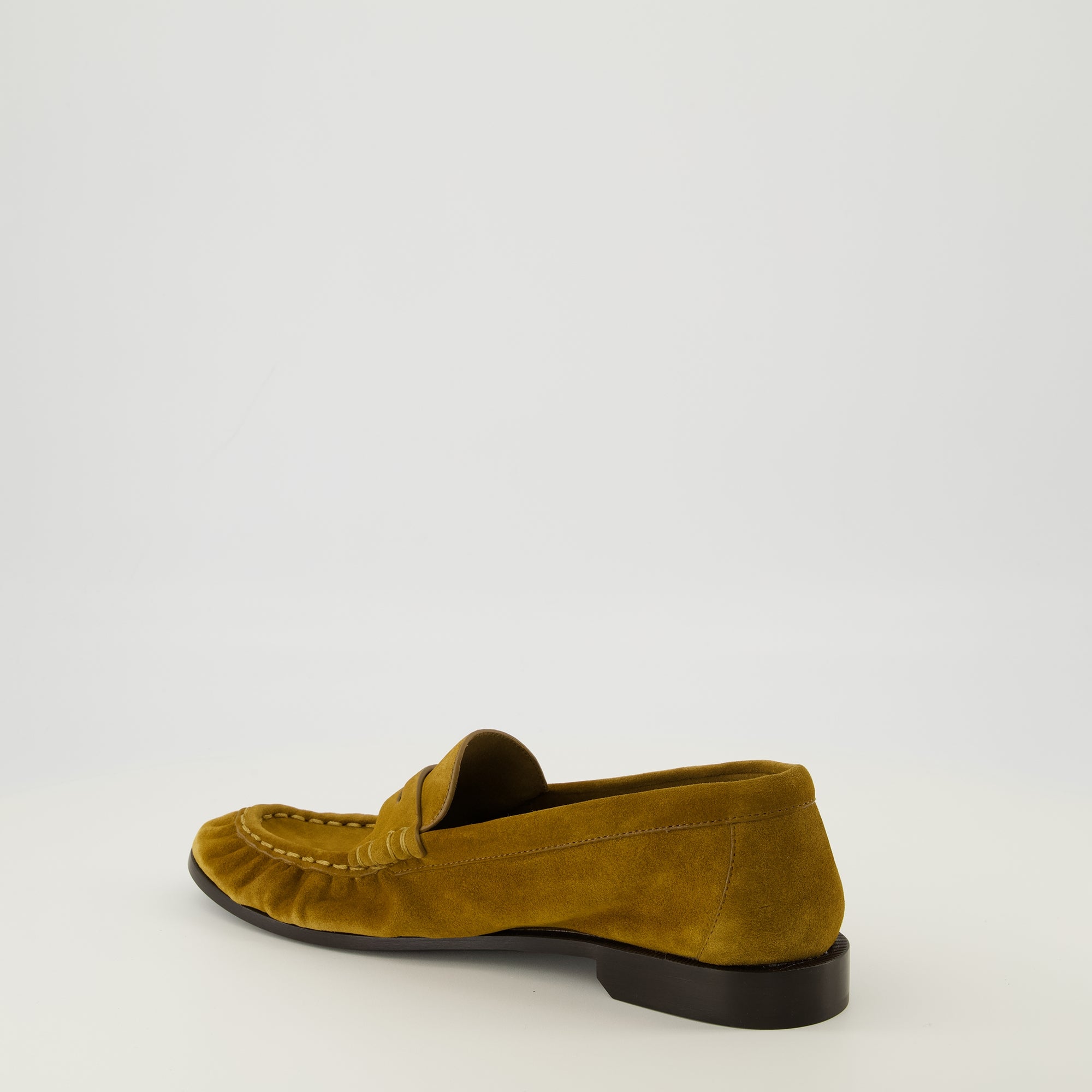 Image de l'article Mocassins Loafer en cuir suède marron de la marque Saint Laurent pour Homme - Saison Printemps-Été 2026 - Vue trois quarts arrière droite