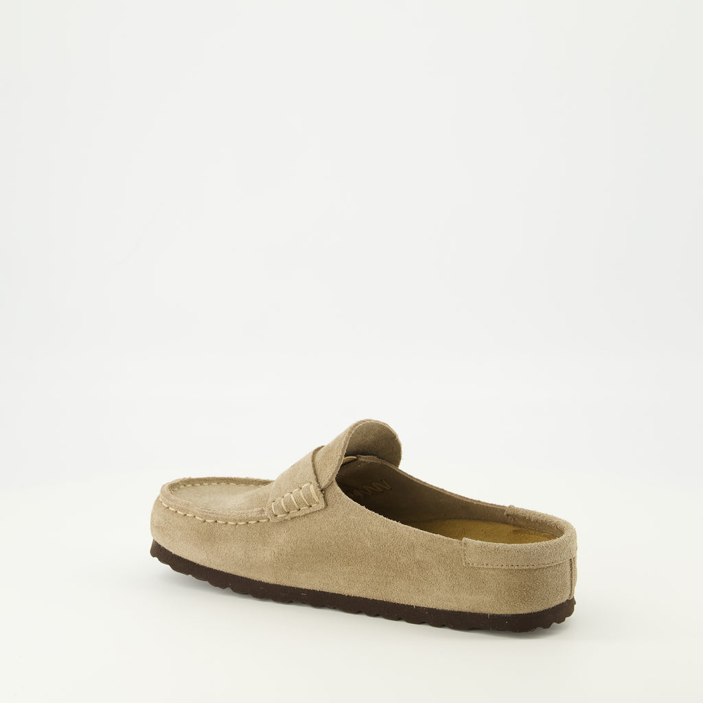 Imagen de las zuecos Naples beige de la marca Birkenstock para Unisex - Temporada Primavera-Verano 2026 - Vista tres cuartos trasera derecha