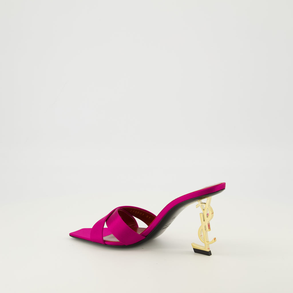 サン・ローランの女性用オピウムピンクヒールミュールの画像 - 2026春夏シーズン - 右後方の三分の一ビュー
