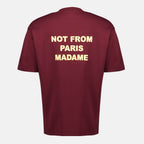 Imagen de la camiseta de eslogan burdeos de la marca Drole De Monsieur para hombre - Temporada Otoño-Invierno 2025 - Vista Trasera