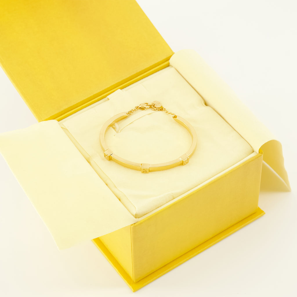 Image of the Forever Fendi gold bracelet from the Fendi brand for Women - Spring-Summer 2026 - Detailed View_3