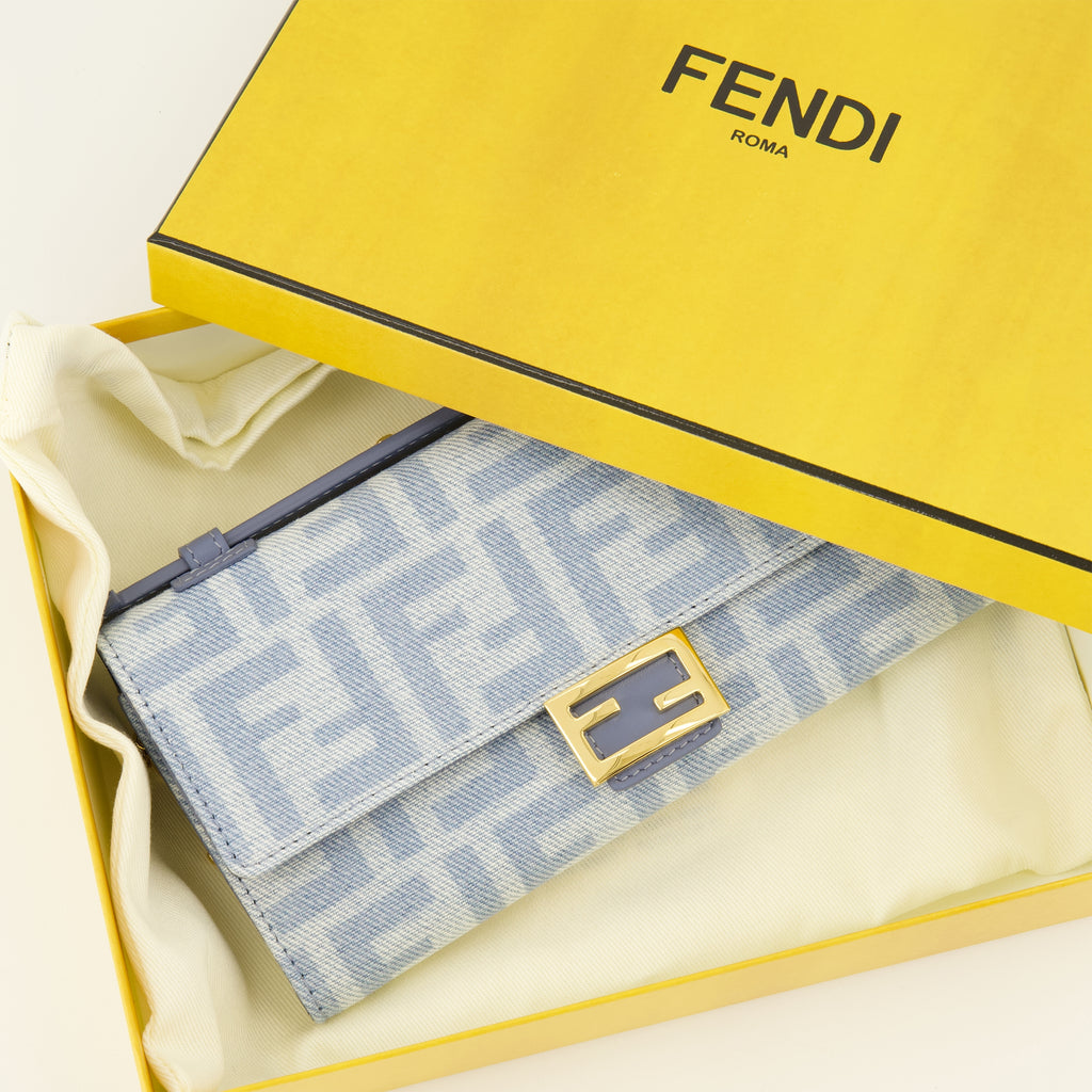Sacs à main et épaule 블루 FF 데님과 가죽으로 만든 체인 바게트 지갑 Fendi Bleu Femme