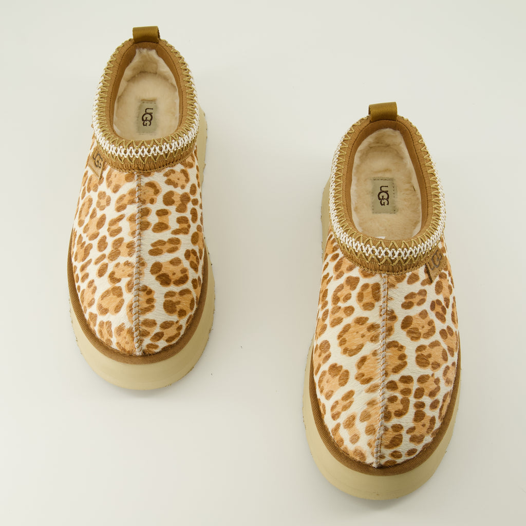Imagem das Mules Tazz Plains de leopardo da marca Ugg para Mulheres - Temporada Primavera-Verão 2026 - Vista de cima do par de sapatos