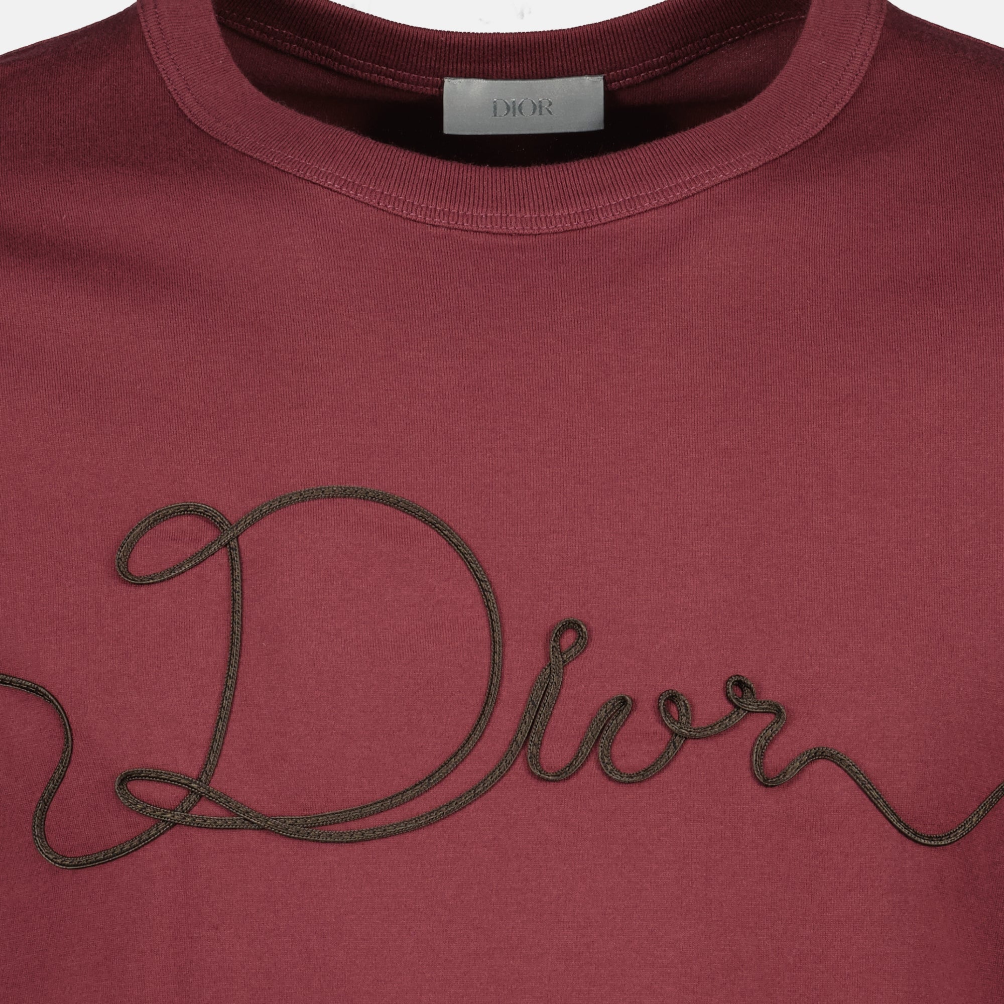 Bild des burgunderfarbenen Dior Ribbon T-Shirts der Marke Dior für Herren - Frühjahr-Sommer 2026 - Detailansicht_1