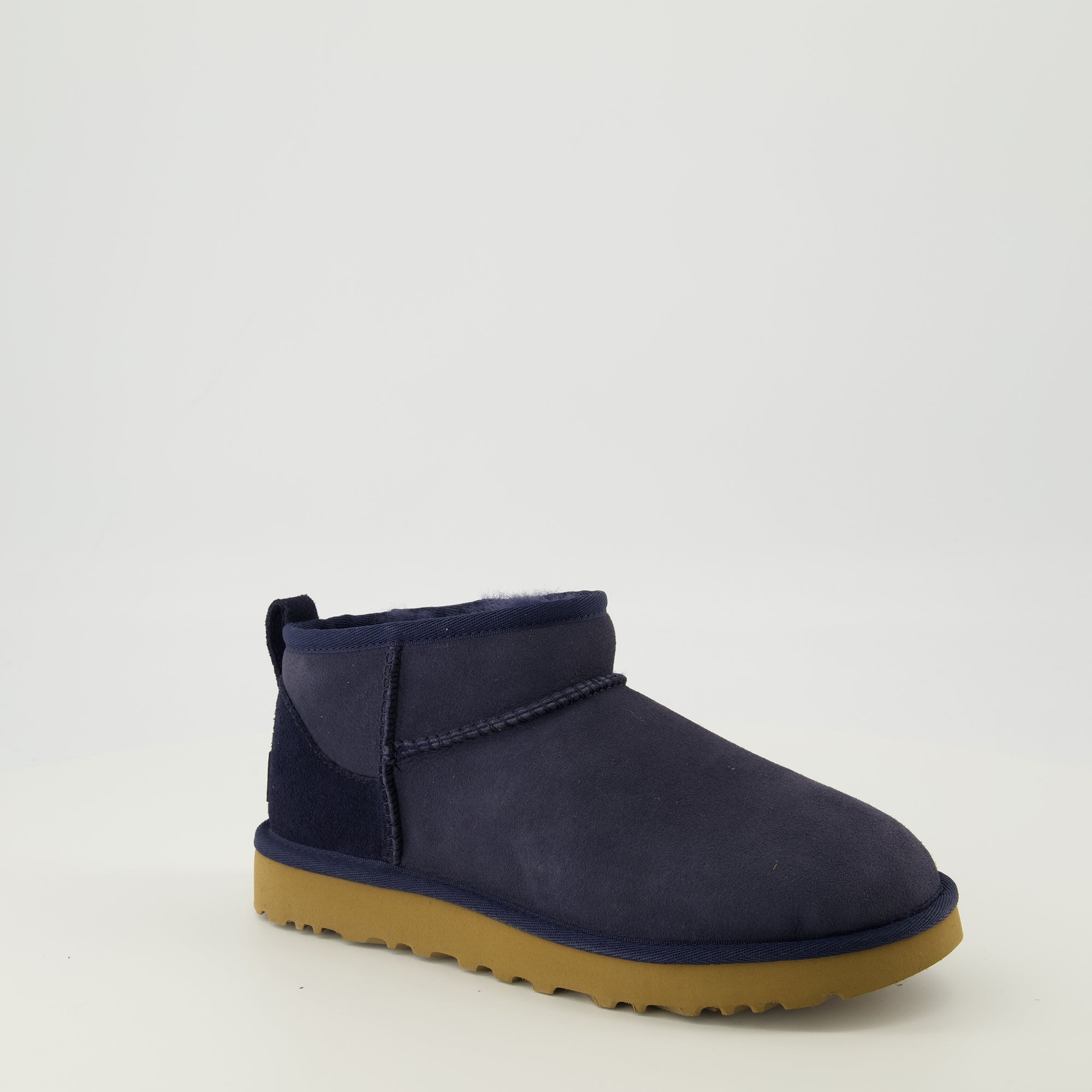 Image de l'article Bottines Classic Ultra Mini II bleu marine de la marque Ugg pour Femme - Saison Printemps-Été 2026 - Vue trois quarts avant droite