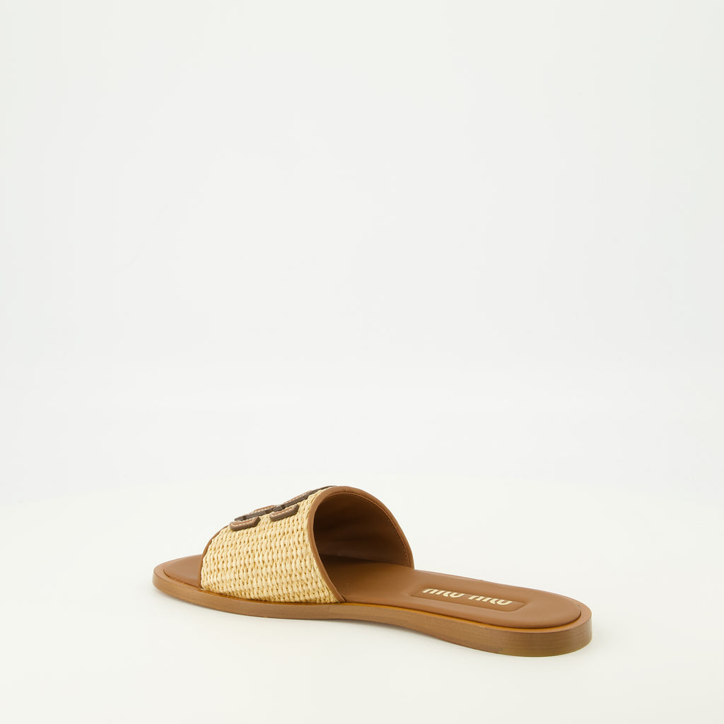 Image de l'article Claquette en cuir et raphia marron de la marque Miu Miu pour Femme - Saison Printemps-Été 2026 - Vue trois quarts arrière droite