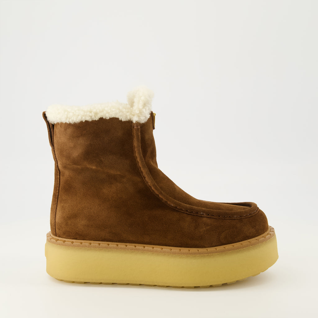 Image de l'article Bottines en cuir suède de la marque Prada pour Femme - Saison Automne-Hiver 2025 - Vue latérale droite