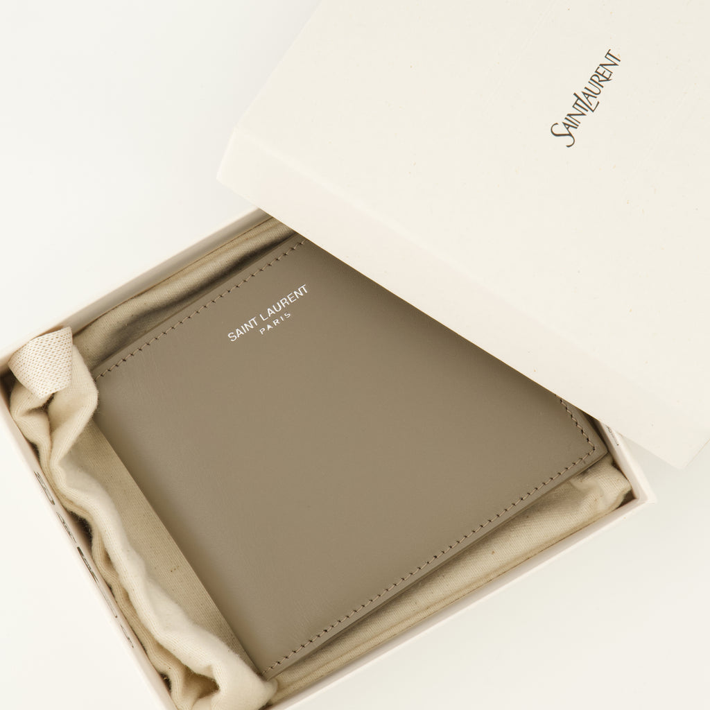 Bild der beige Lederportemonnaies von Saint Laurent Paris für Herren - Frühling/Sommer 2026 - Detailansicht_3