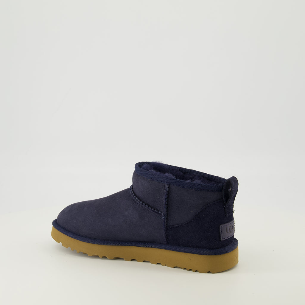 Imagem da Bota Classic Ultra Mini II azul-marinho da marca Ugg para Mulheres - Temporada Primavera-Verão 2026 - Vista traseira em três quartos à direita