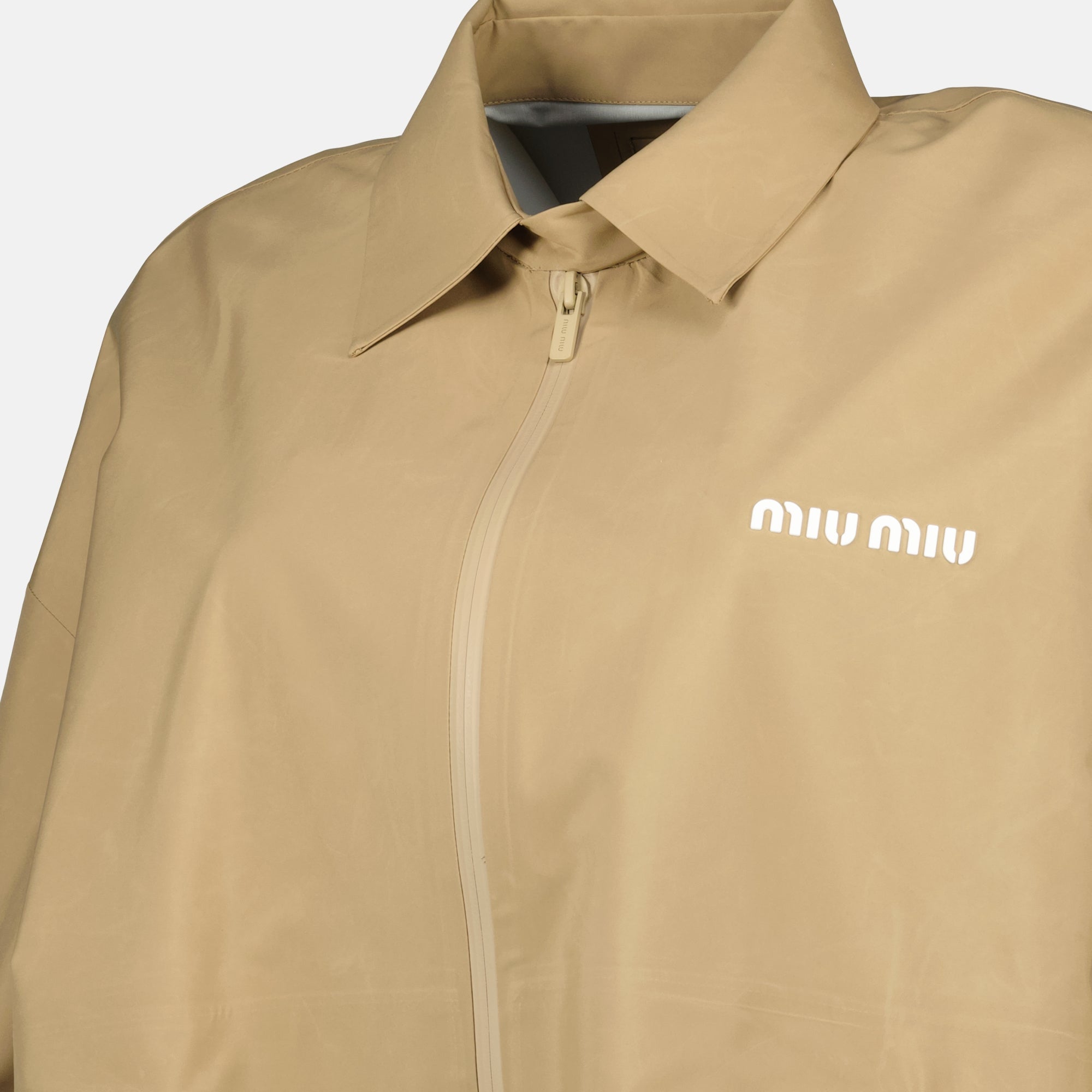 Imagen de la chaqueta cortavientos beige de la marca Miu Miu para Mujeres - Temporada Primavera-Verano 2026 - Vista Detallada_1