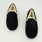남성용 Ugg 아스코트 블랙 슬리퍼 이미지 - 2026 봄/여름 시즌 - 신발 한 쌍의 위에서 보기