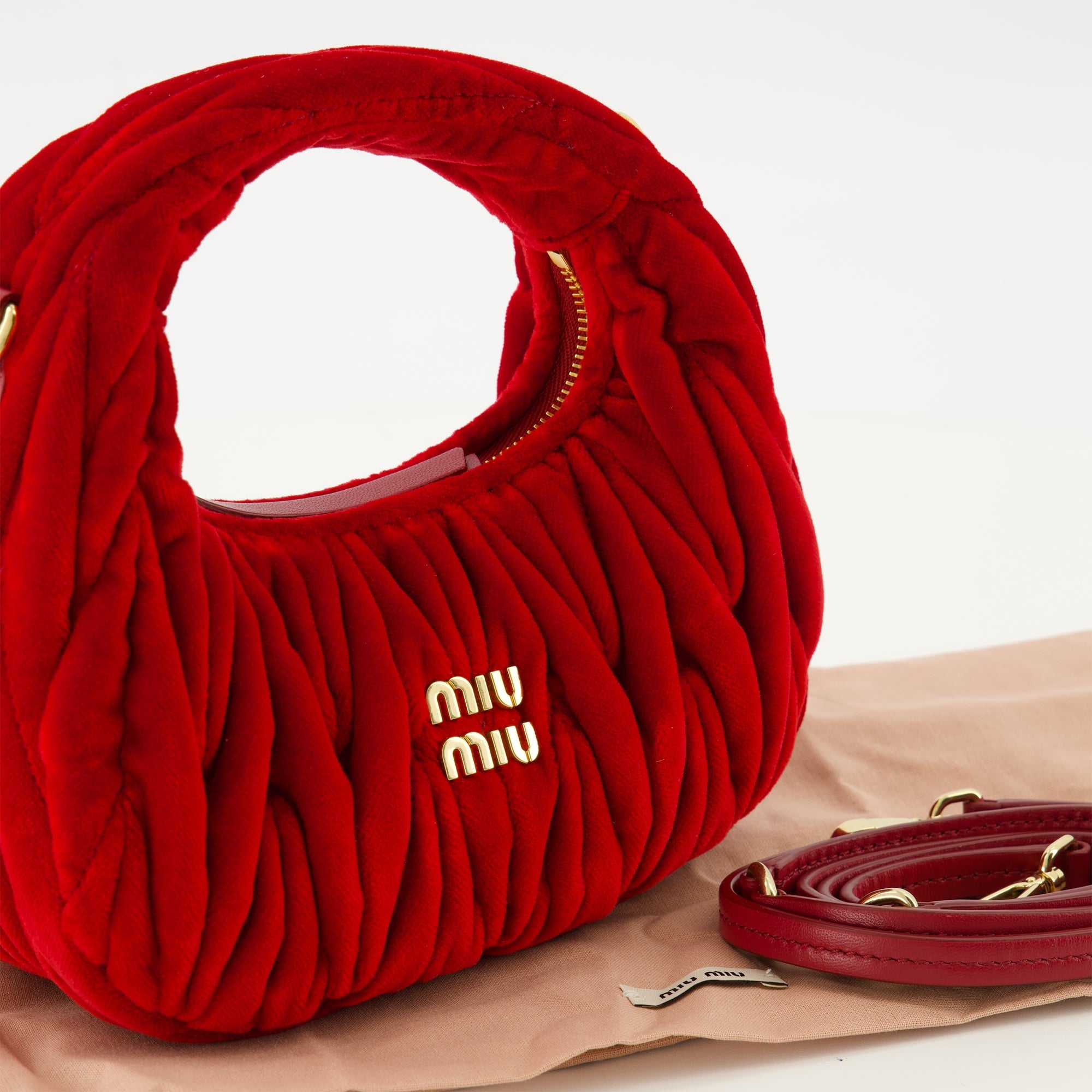 r*o様 miu miu たキルティング ショルダーバッグ レッド Mini Wander Bag in Red Quilted Velvet Miu Miu - Women – myCompañero