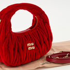 Imagen del mini bolso Wander en terciopelo acolchado rojo de Miu Miu para Mujer - Temporada Primavera-Verano 2026 - Vista Detallada_2