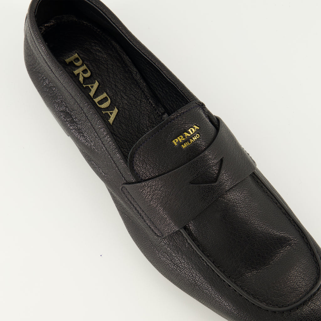 Imagen de los mocasines de cuero negro de la marca Prada para Hombre - Temporada Primavera-Verano 2026 - Vista superior detallada