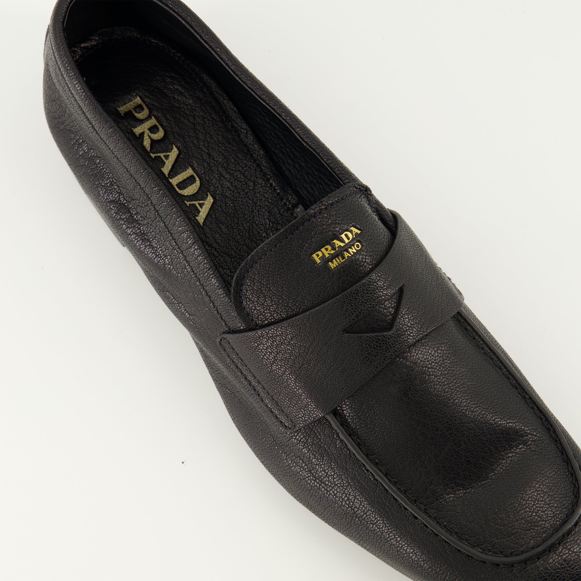 Image de l'article Mocassins en cuir noir de la marque Prada pour Homme - Saison Printemps-Été 2026 - Vue détaillée de haut