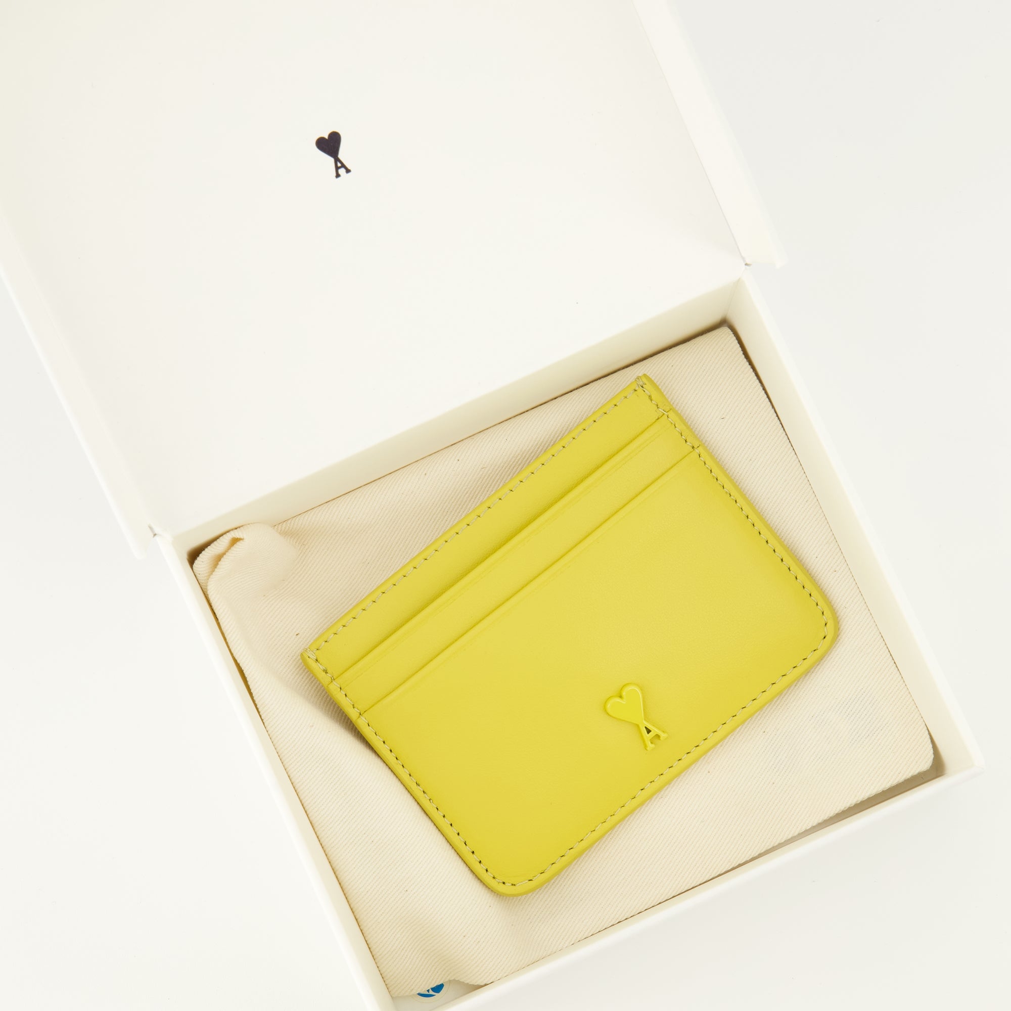 Imagem do porta-cartões amigo de coração amarelo da marca Ami PARIS para Unisex - Temporada Primavera-Verão 2026 - Vista Detalhada_3