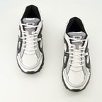 Imagem das sapatilhas B30 cinzentas da marca Dior para Homem - Temporada Primavera-Verão 2026 - Vista superior do par de sapatos