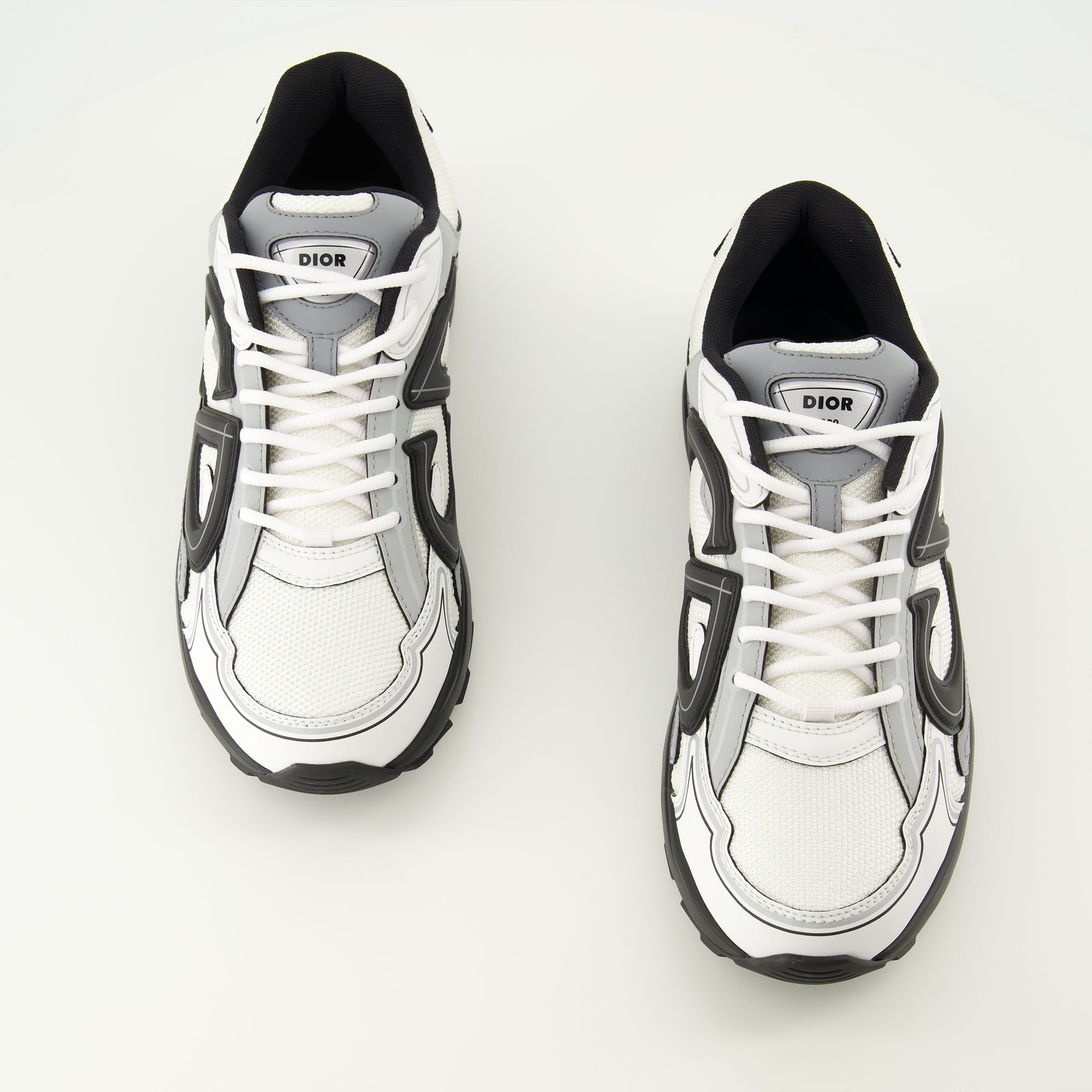 Imagen de las zapatillas B30 grises de Dior para Hombre - Temporada Primavera-Verano 2026 - Vista superior del par de zapatos