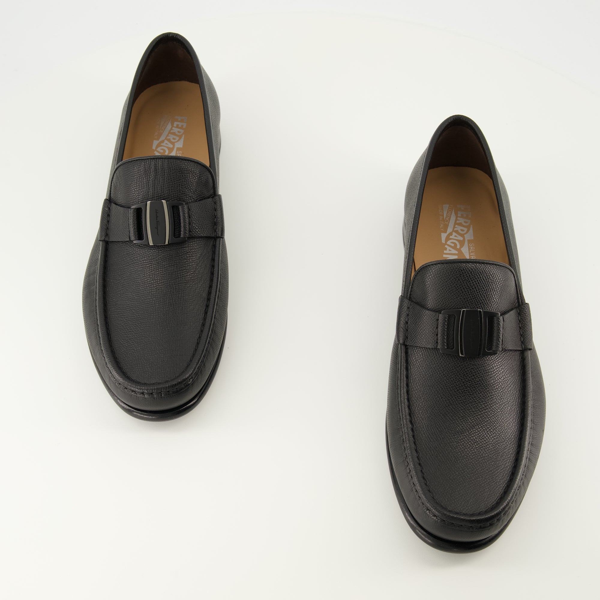 Image de l'article Mocassins en cuir noir de la marque Ferragamo pour Homme - Saison Printemps-Été 2026 - Vue de dessus paire de chaussure