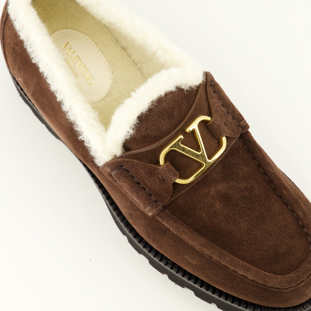 Mocassins VLogo Wildleder- und Pelzslipper in Braun Valentino Garavani Marron Femme
