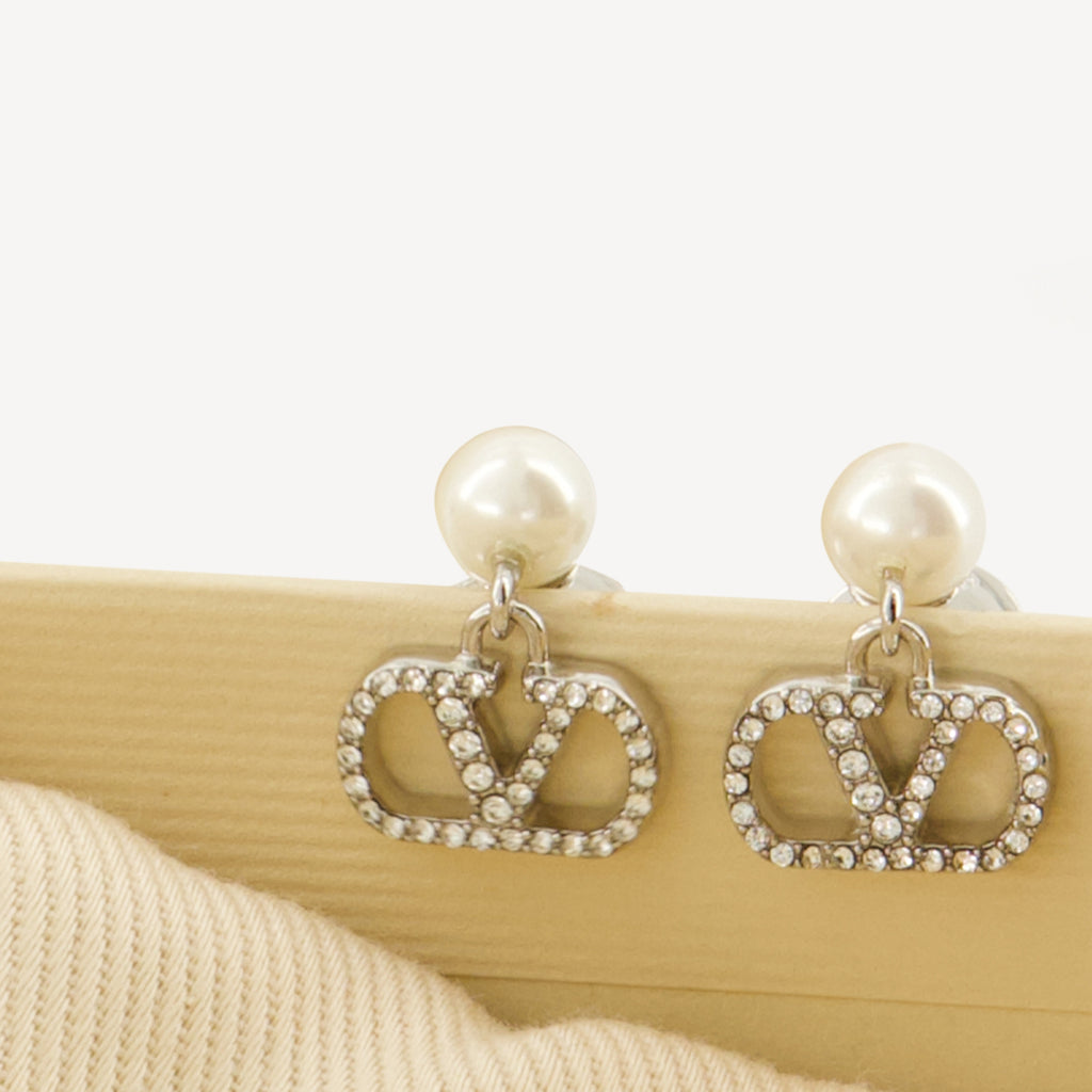 Immagine degli orecchini Vlogo con perle e cristalli Swarovski® del marchio Valentino Garavani per Donna - Stagione Primavera-Estate 2026 - Vista Dettagliata 2