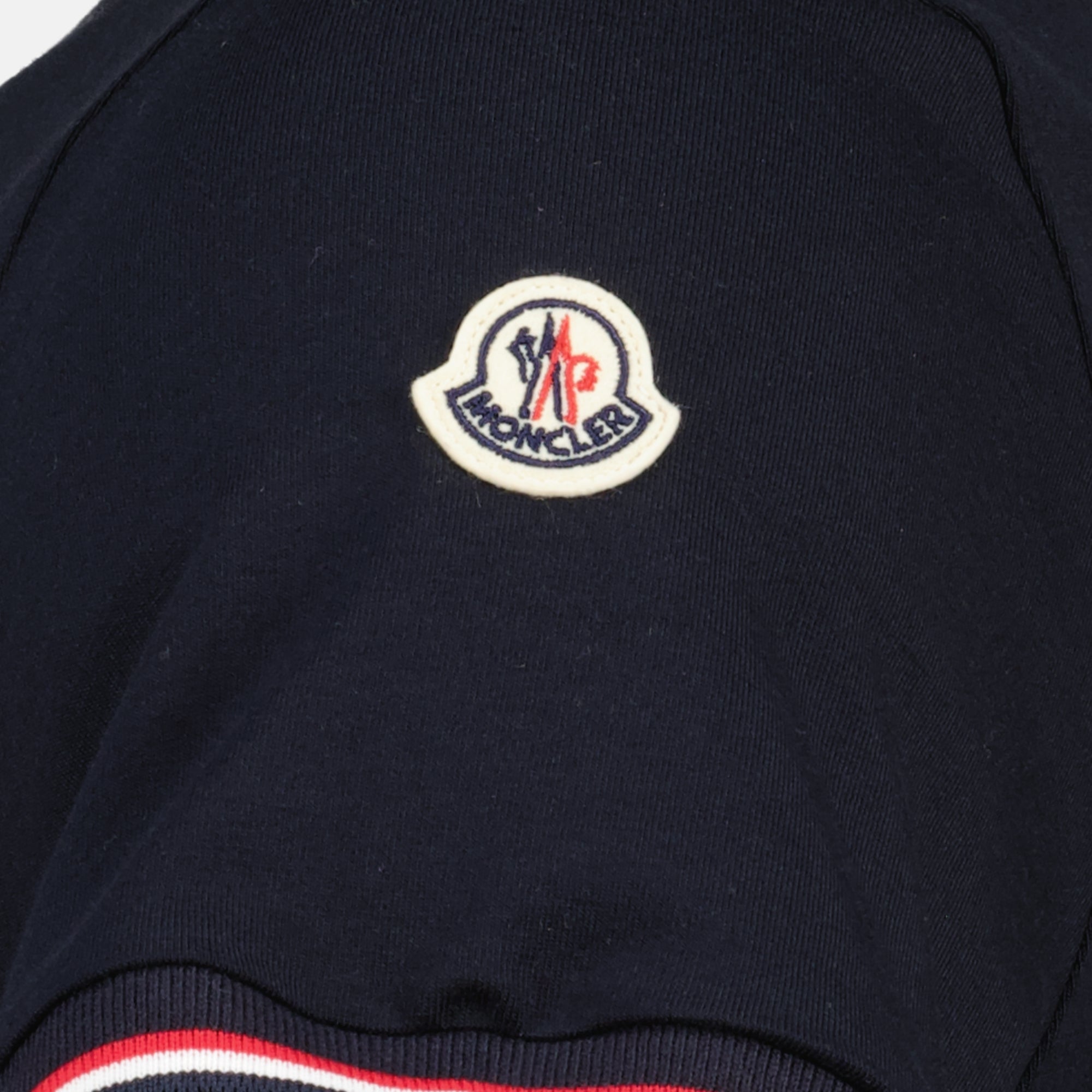 Imagem da t-shirt da marca Moncler para Homem com borda azul marinho - Temporada Primavera-Verão 2026 - Vista Detalhada_2