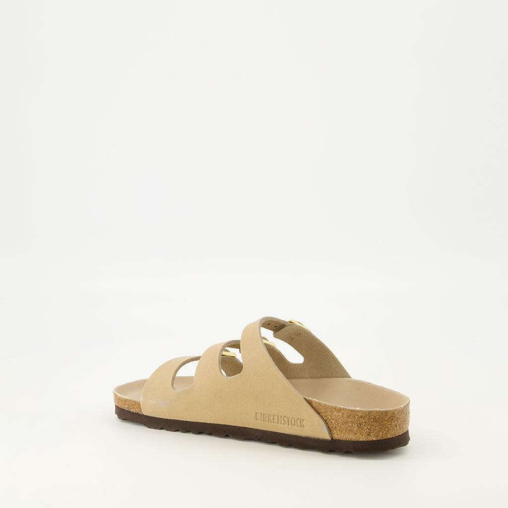 여성용 Birkenstock 브랜드 베이지 색 누벅 가죽 플로리다 샌들의 이미지 - 2026년 봄-여름 시즌 - 오른쪽 후면 삼분의 일 보기