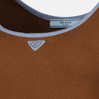 Imagen de la camiseta sin mangas de canalé marrón de la marca Prada para mujer - Temporada Primavera-Verano 2026 - Vista detallada_1