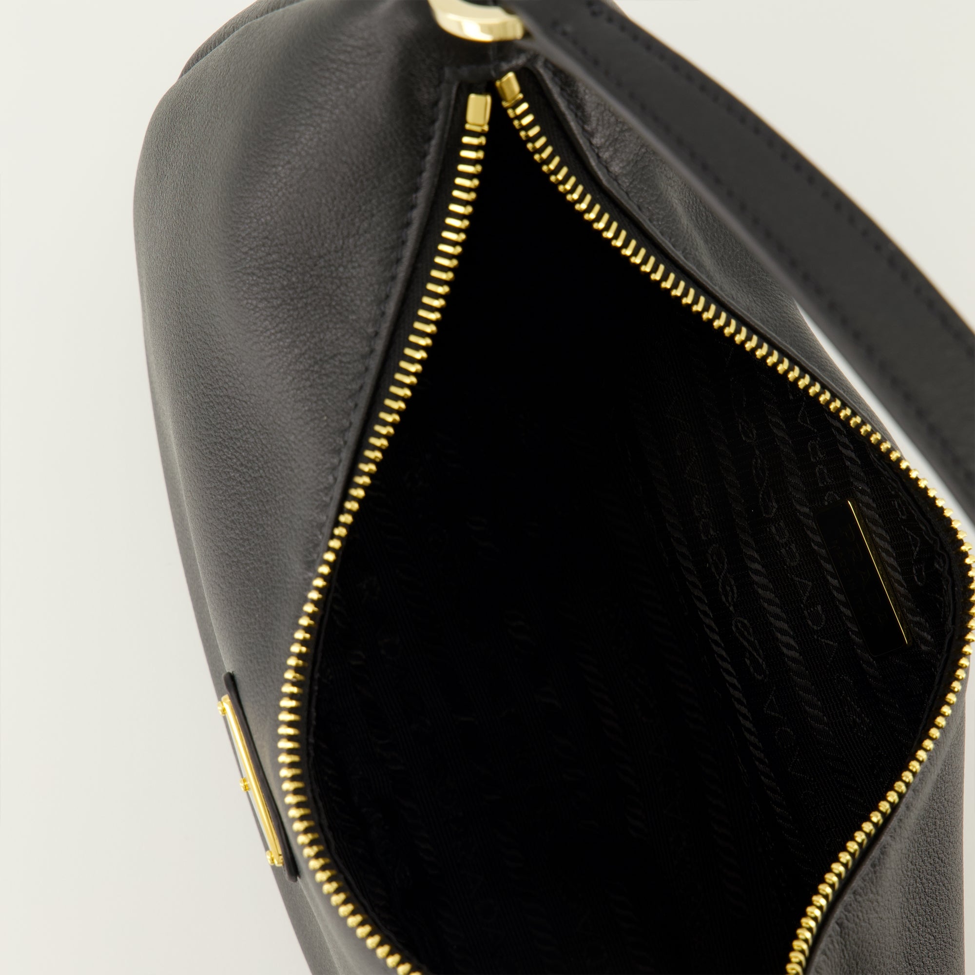 ブラックレザードローストリングバッグ プラダ - 女性 – myCompañero