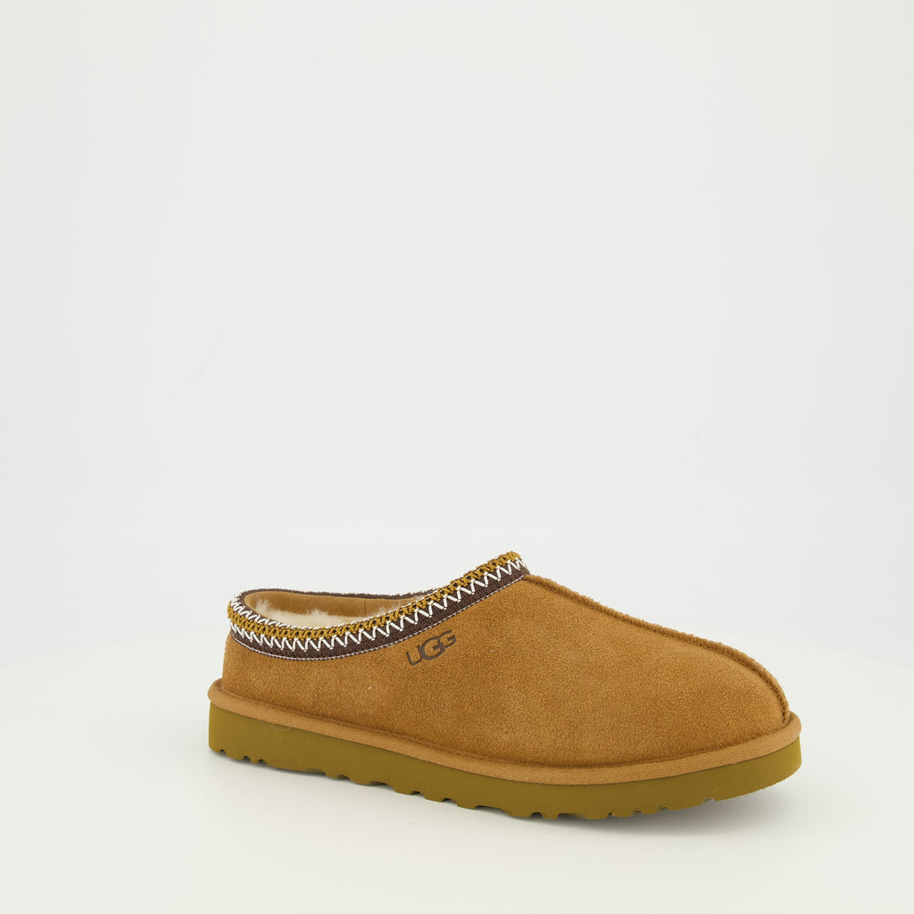 Imagem do artigo Mules Tasman II castanho da marca Ugg para Homem - Temporada Primavera-Verão 2026 - Vista três quartos frente direita