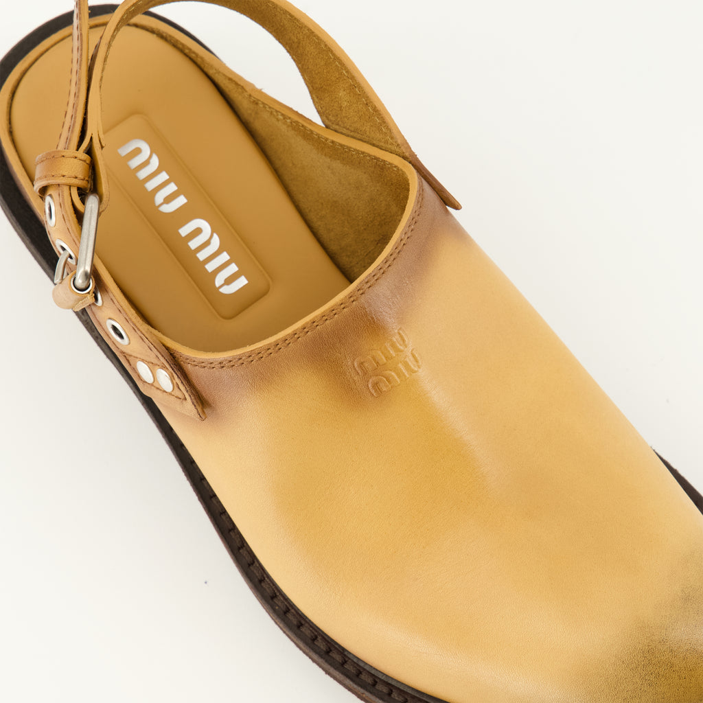 Chaussures ouvertes Mules de Cuero Foule Miu Miu Marron Femme