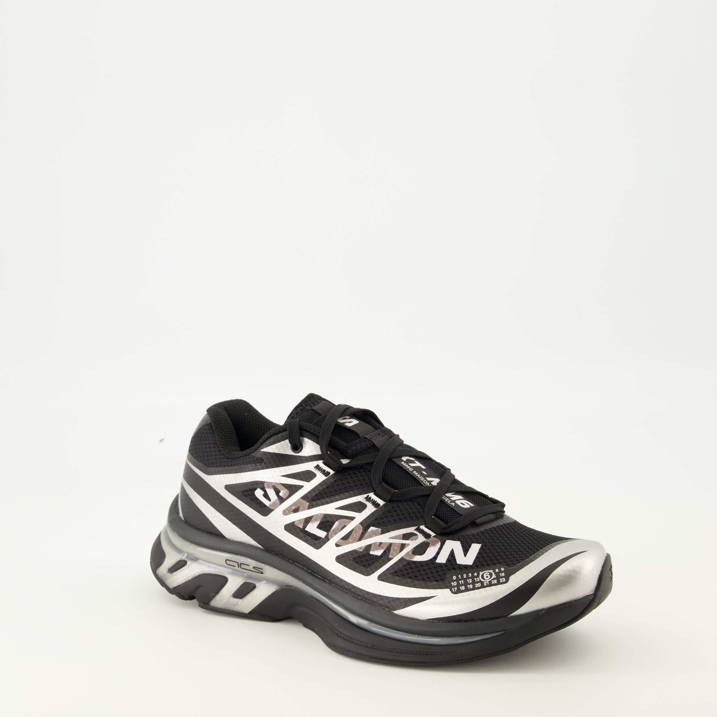 Imagen de las zapatillas MM6 x Salomon de la marca Mm6 para Mujer - Temporada Otoño-Invierno 2025 - Vista tres cuartos frontal derecha