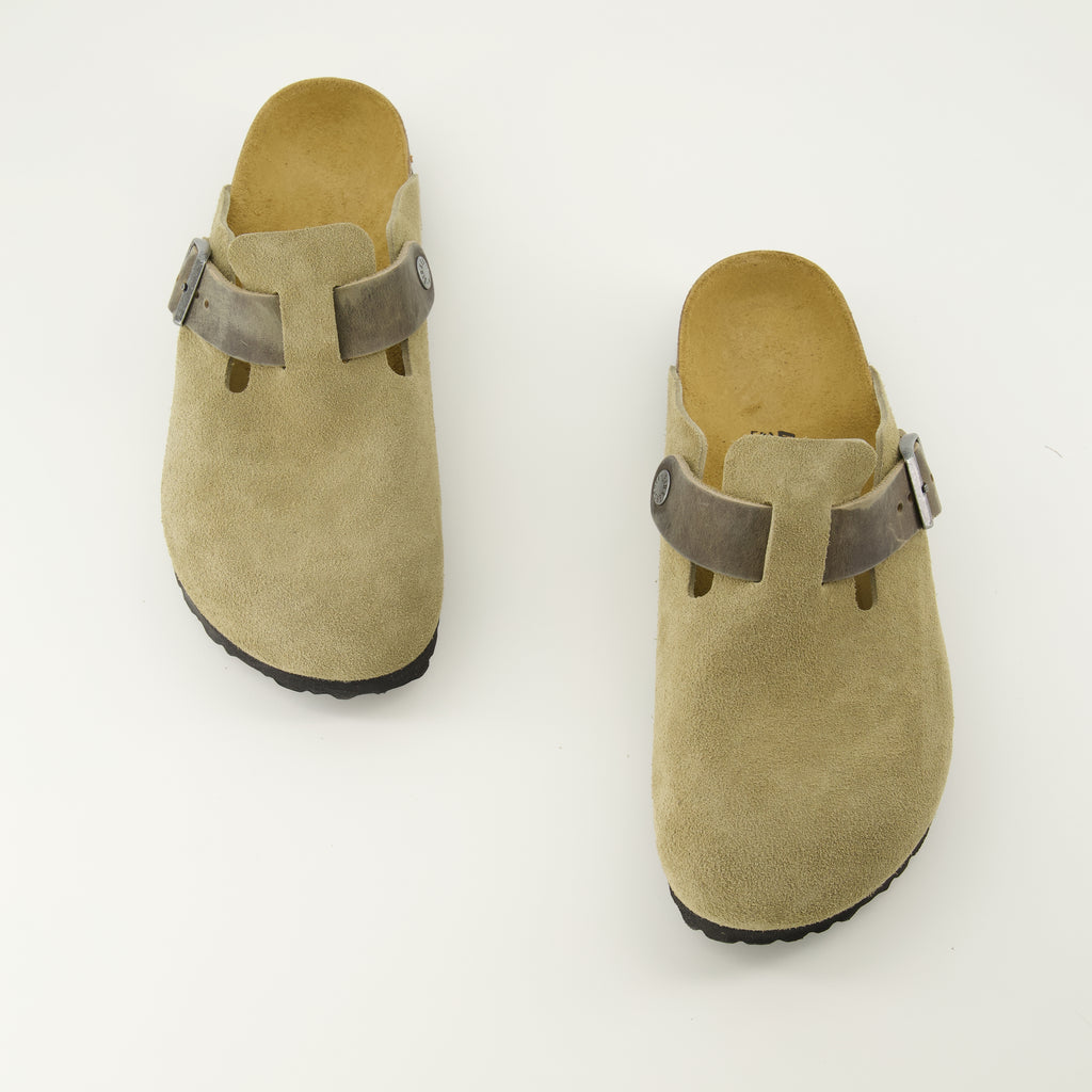 Birkenstock 브랜드의 남성용 카키 스웨이드 뮬 기사 이미지 - 2026 봄-여름 시즌 - 신발 한 쌍의 위쪽 보기