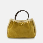 Imagem da bolsa de camurça e pele de ovelha da marca Valentino Garavani para mulher - Temporada Outono-Inverno 2025 - Vista Frontal