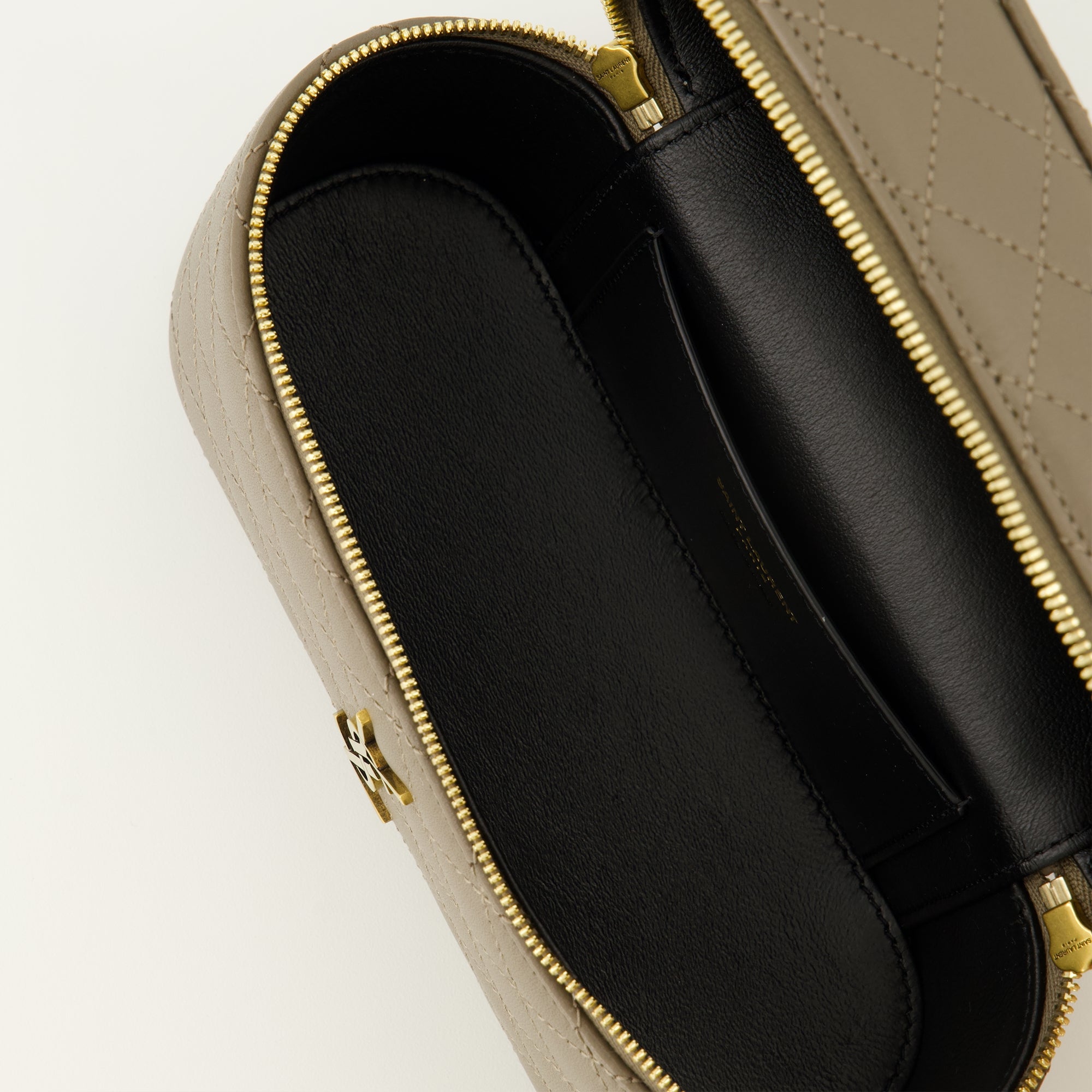 Imagen del bolso Gaby Vanity beige de la marca Saint Laurent para mujer - Temporada Primavera-Verano 2026 - Vista Detallada 3