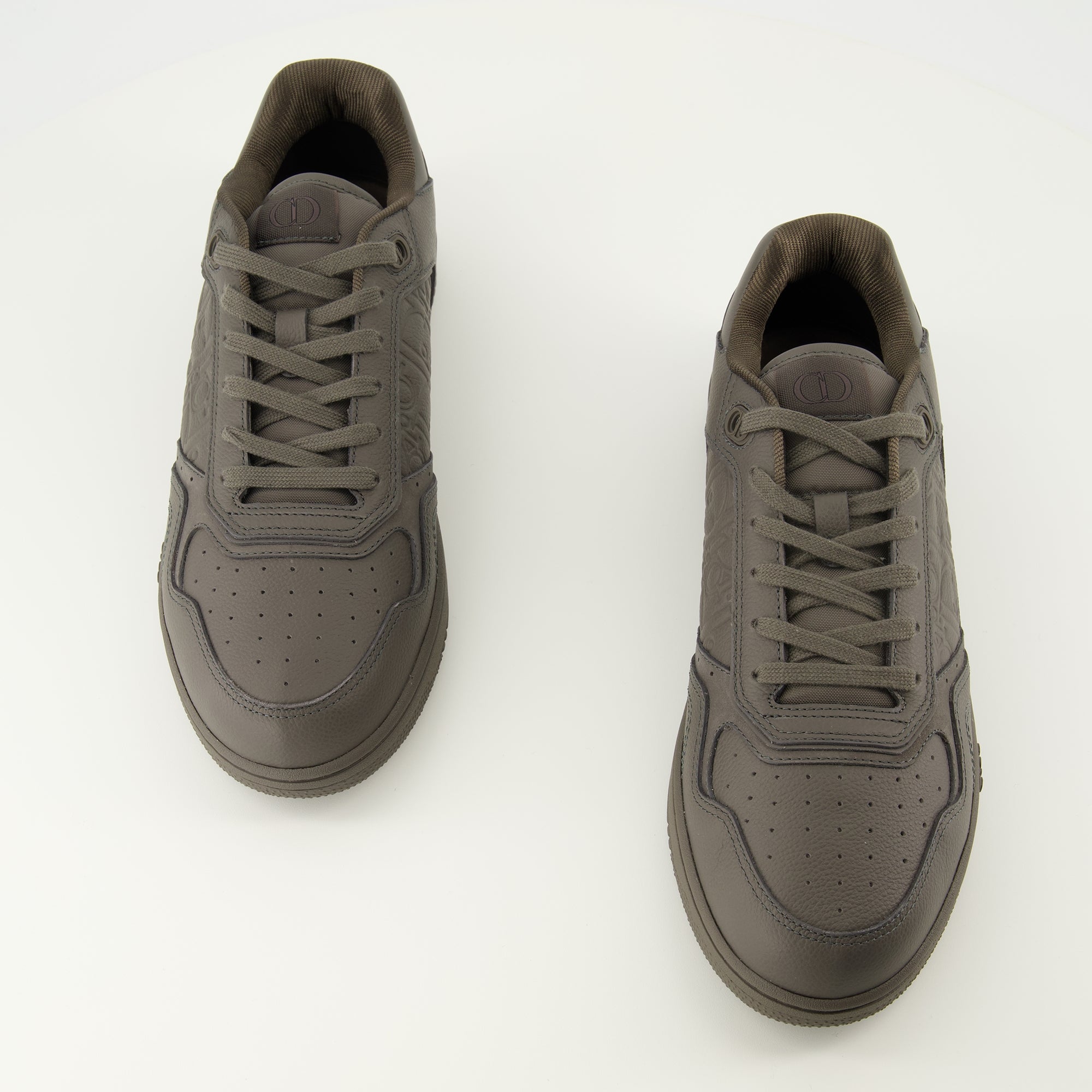 Imagen de las zapatillas B27 Uptown grises de Dior para hombre - Temporada Primavera-Verano 2026 - Vista de cima do par de zapatos