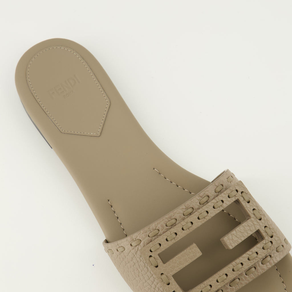 Imagem das Mules Baguette bege da marca Fendi para Senhora - Temporada Primavera-Verão 2026 - Vista detalhada de cima