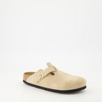 Bild der Boston-Pantoletten von Birkenstock für Damen - Herbst-Winter 2025 - Drei-Viertel-Ansicht von vorne rechts