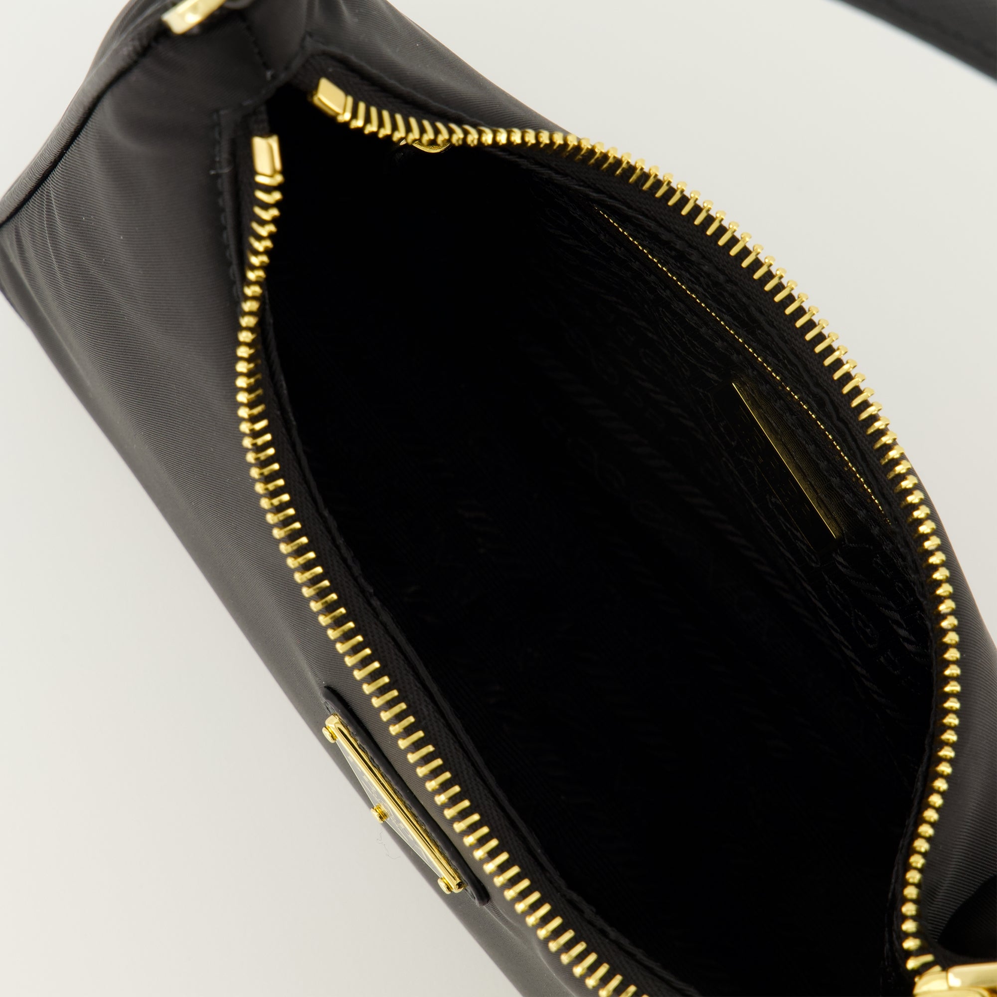 Bild der Mini Re-Edition 2005 schwarzen Tasche von Prada für Frauen - Frühjahr/Sommer 2026 - Detaillierte Ansicht_3