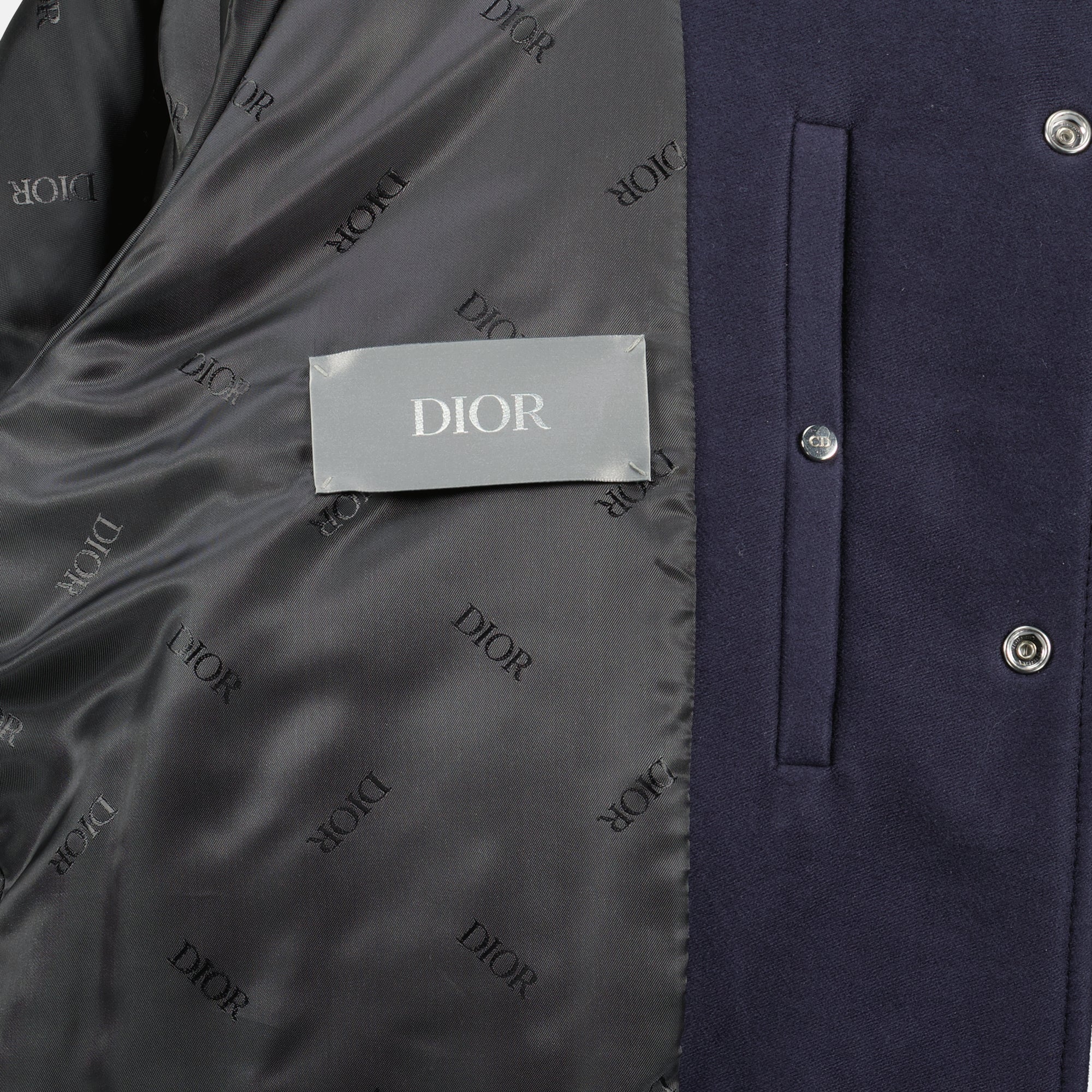 Imagen del artículo Chaqueta Varsity azul marino de la marca Dior para Hombre - Temporada Primavera-Verano 2026 - Vista Detallada 2