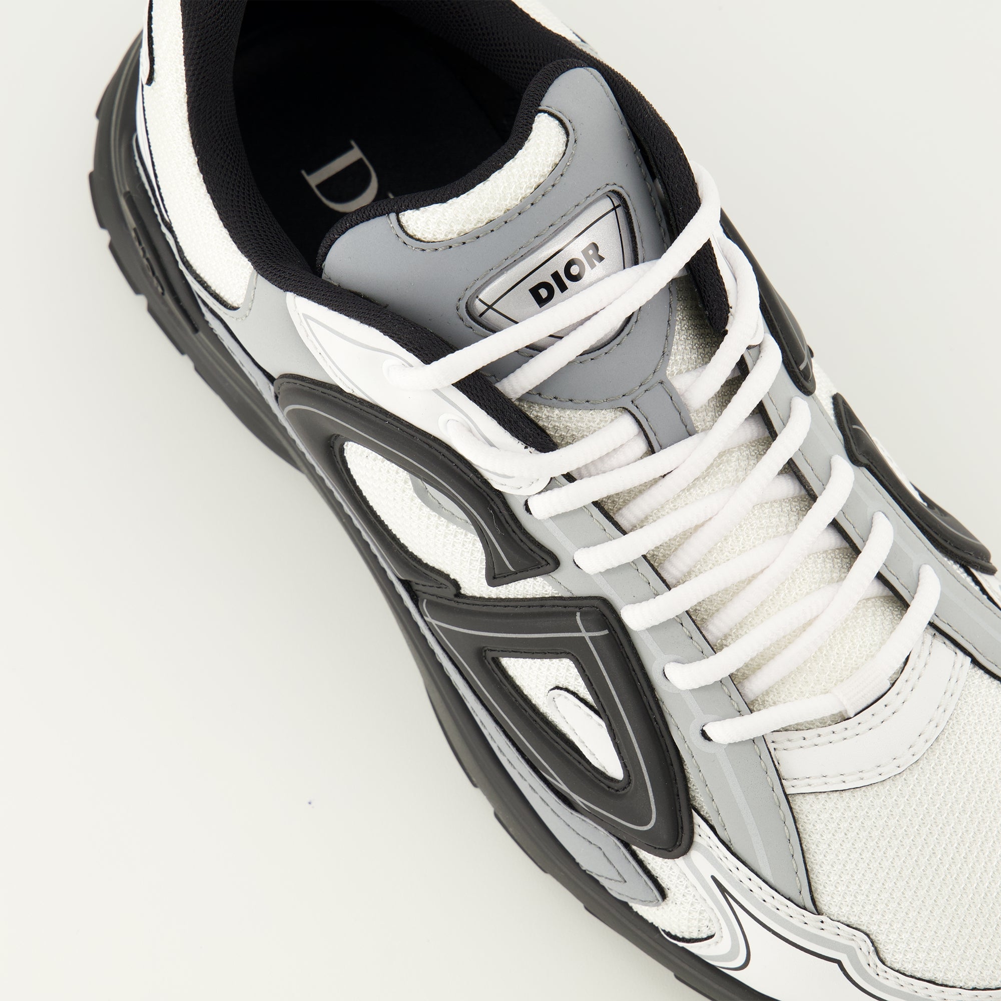 Imagen de las zapatillas B30 grises de Dior para Hombre - Temporada Primavera-Verano 2026 - Vista detallada desde arriba