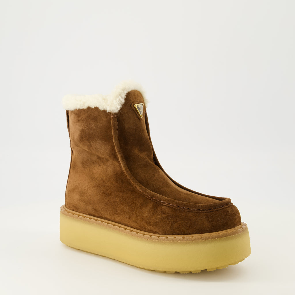 Image de l'article Bottines en cuir suède de la marque Prada pour Femme - Saison Automne-Hiver 2025 - Vue trois quarts avant droite