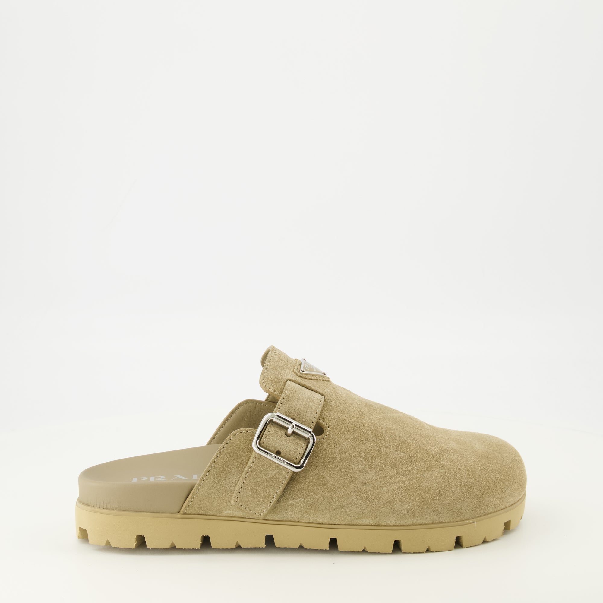 Imagen de las mules de ante beige de la marca Prada para hombres - Temporada Primavera-Verano 2026 - Vista lateral derecha