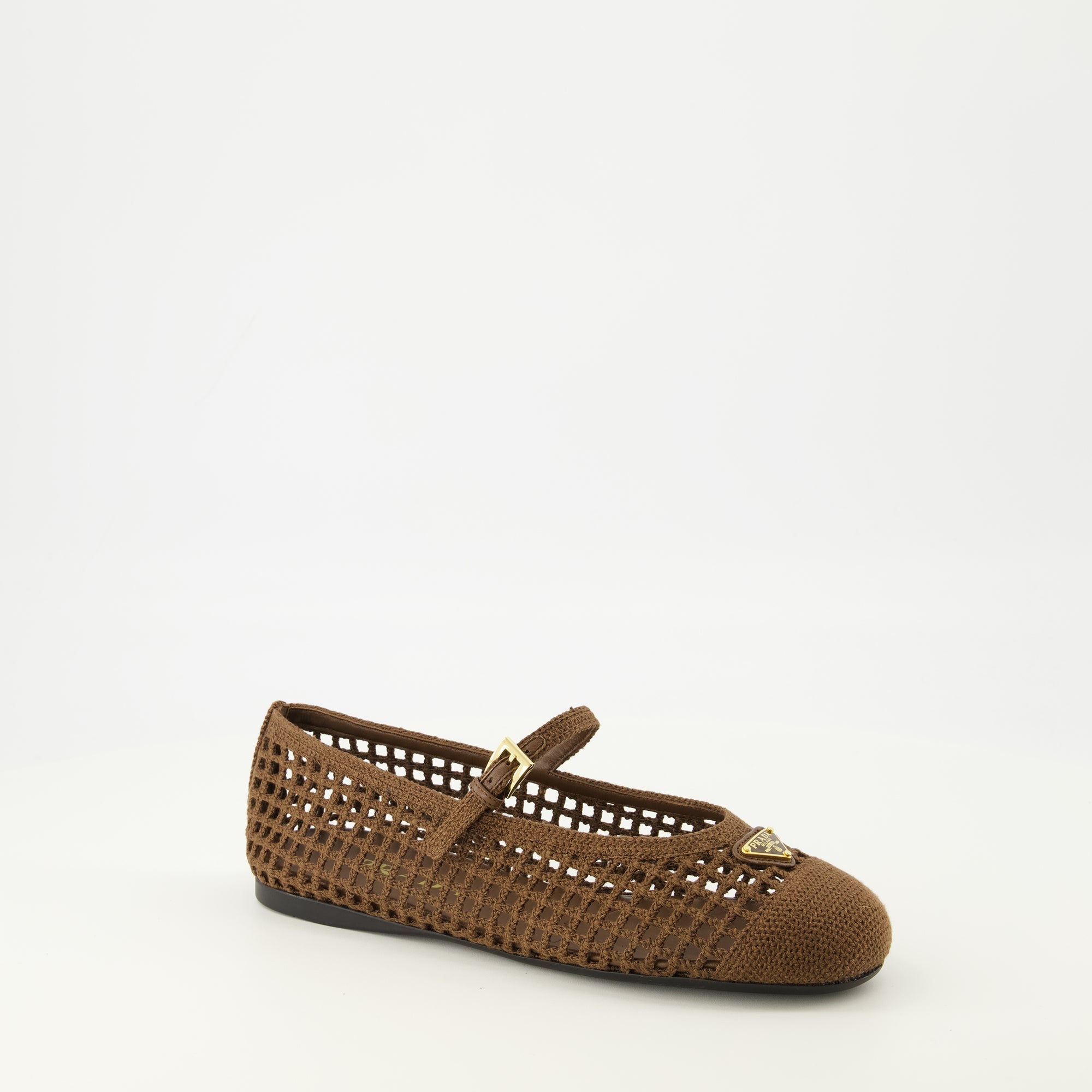 Bild der braunen Häkel-Ballerinas von Prada für Frauen - Frühling-Sommer 2026 - Dreiviertelansicht von vorne rechts