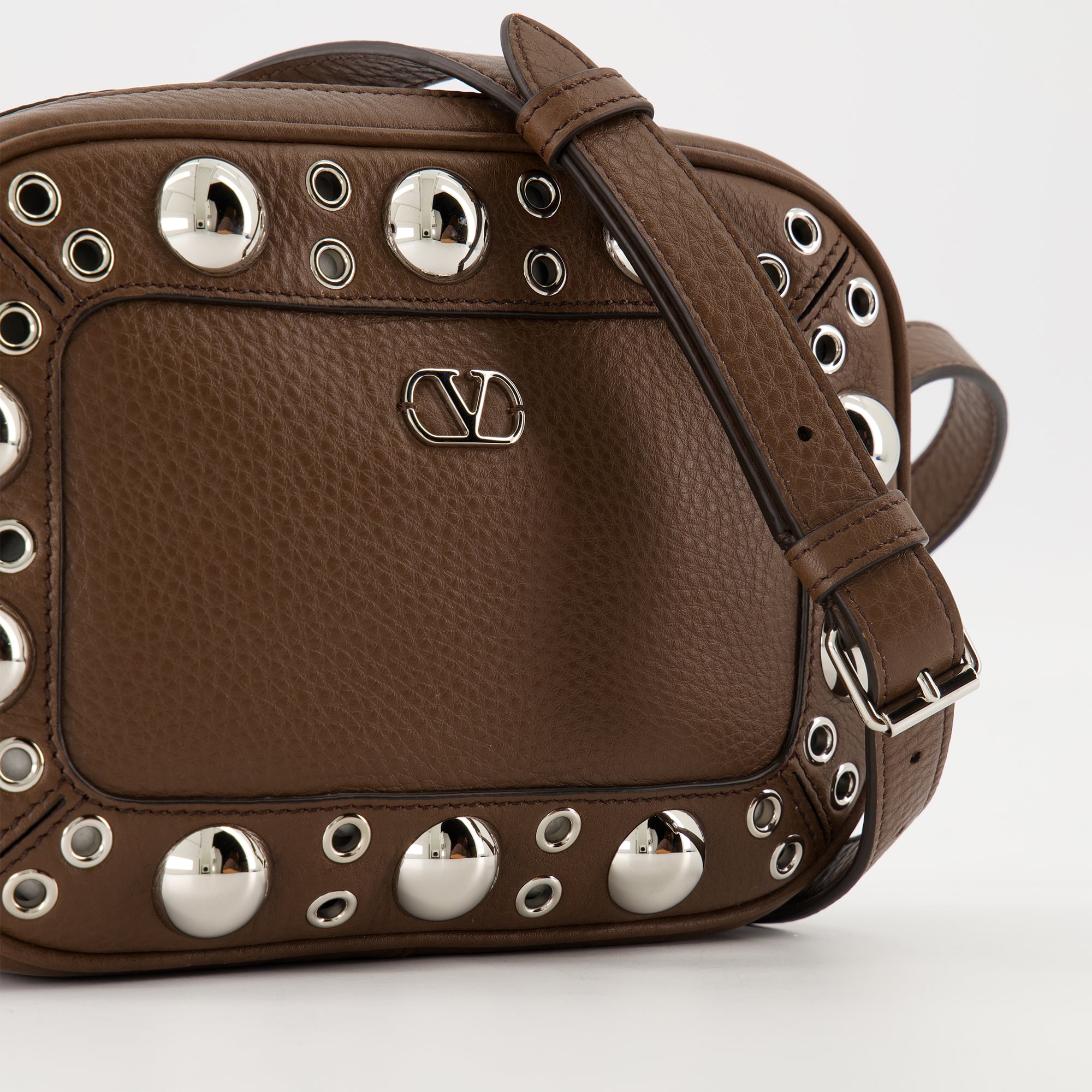 Image de l'article Pochette Nellcôte en cuir de la marque Valentino Garavani pour Femme - Saison Automne-Hiver 2025 - Vue détaillée_2