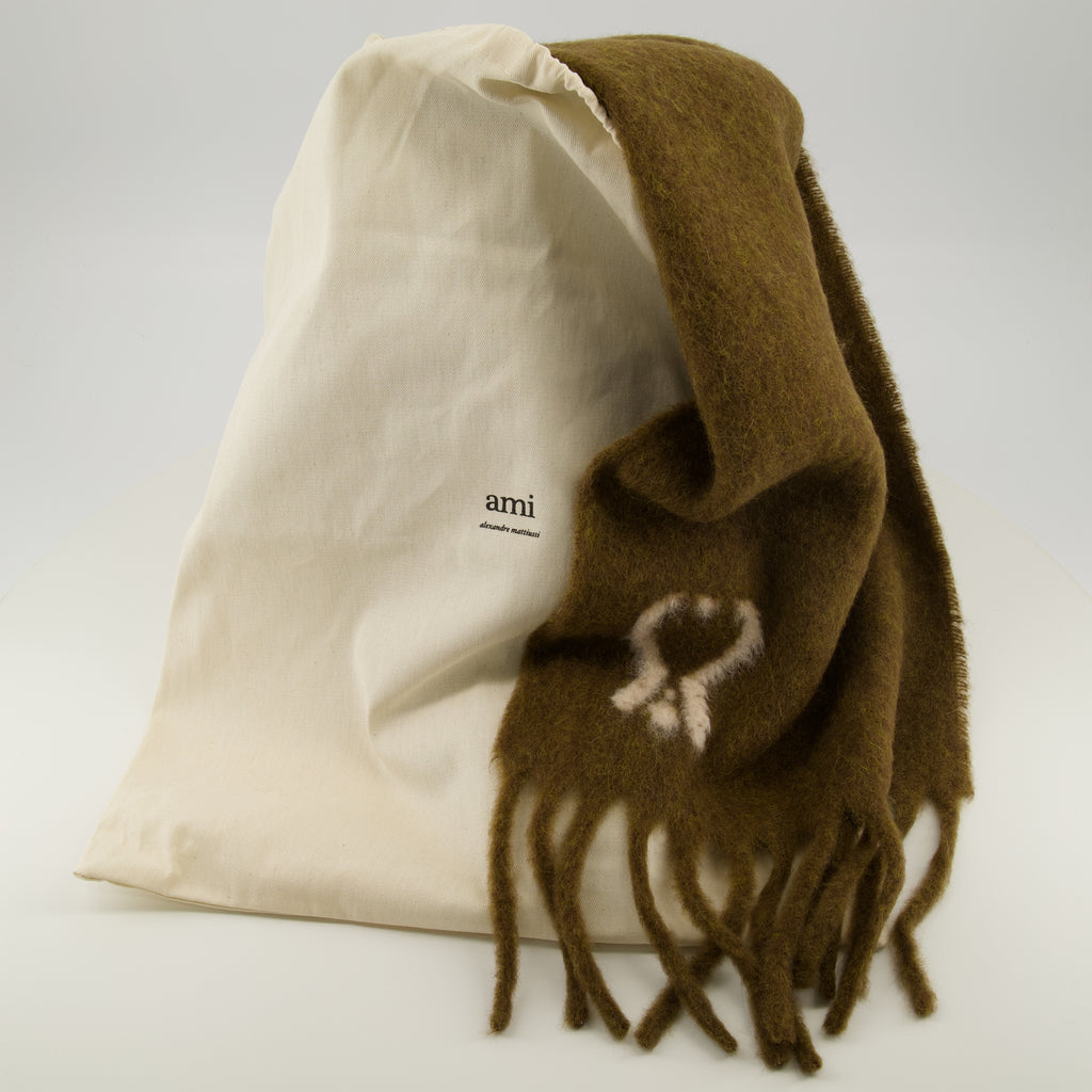 Image of the Ami Heart Scarf from the brand Ami PARIS for Unisex - Fall-Winter 2025 - Detailed View_3